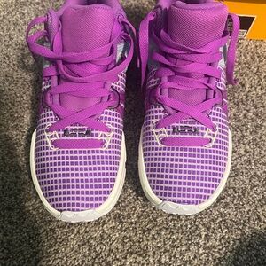 Vibrant Purple LeBron‘s women 7 / 5.5 big kids size